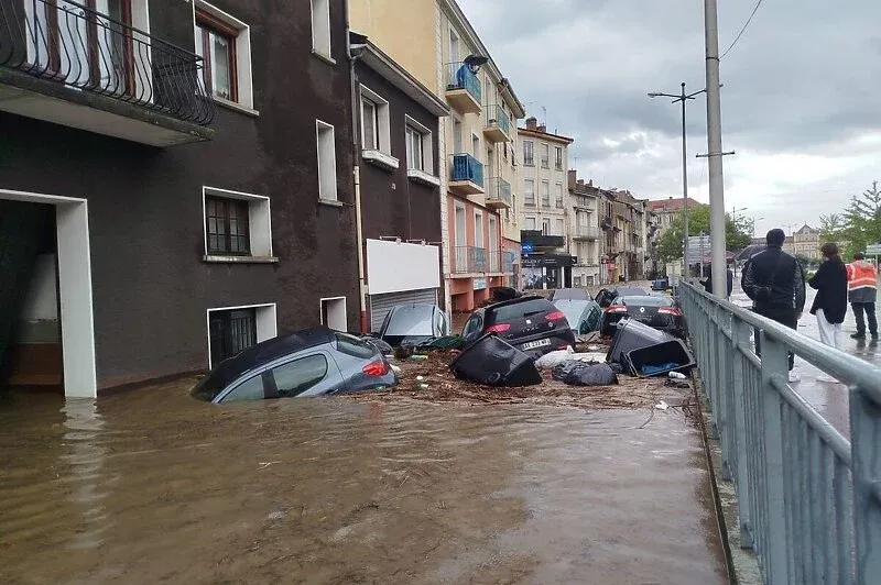 Haos u Francuskoj uslijed jakog nevremena: Voda nosila auta, na teren poslano još 1.500 vatrogasaca