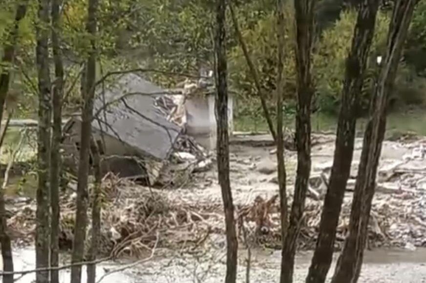 Unesrećena porodica koja je zbog poplava ostala bez doma traži smještaj (FOTO)