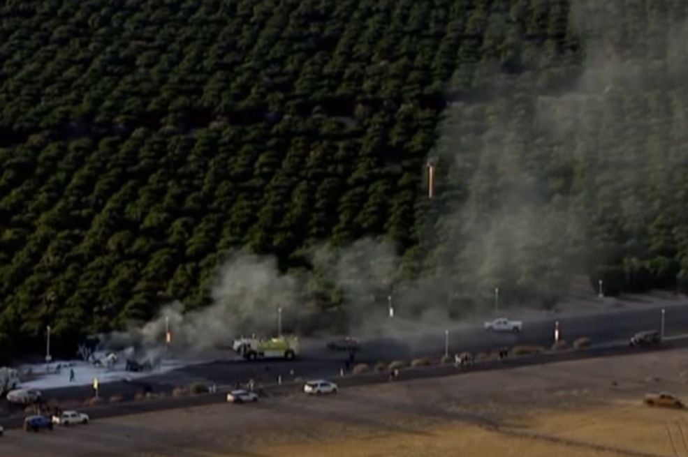 Avion se srušio i udario u vozilo, ima poginulih (VIDEO)