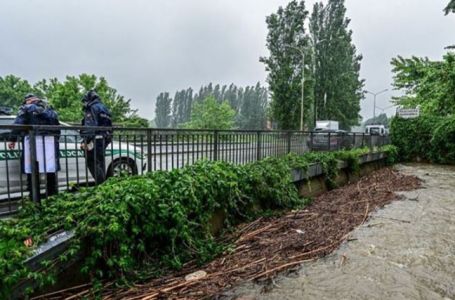 Poplave u Italiji: Bujica povukla automobile u more, objavljeni snimci