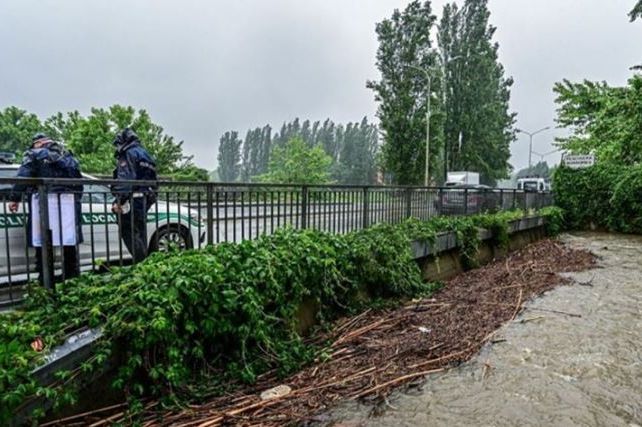 Poplave u Italiji: Bujica povukla automobile u more, objavljeni snimci