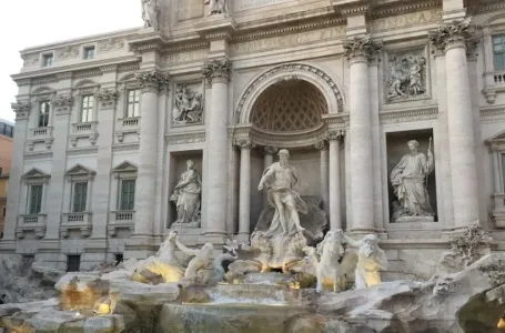 Djevojka ušla u Fontanu di Trevi da se fotografiše: Pogledajte koliku je kaznu dobila