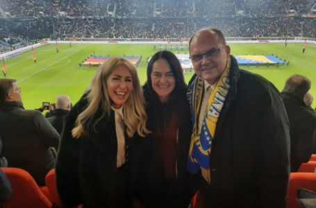 Christian Schmidt na utakmici BiH-Njemačka ogrnut bh. šalom