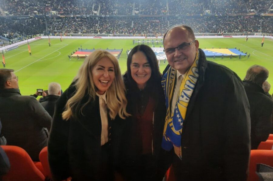 Christian Schmidt na utakmici BiH-Njemačka ogrnut bh. šalom