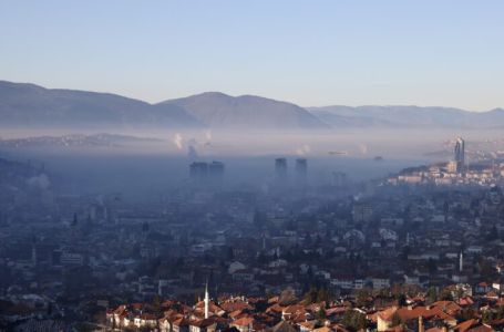 BIHAMK: Mokar i mjestimično klizav kolovoz, magla i niska oblačnost smanjuju vidljivost