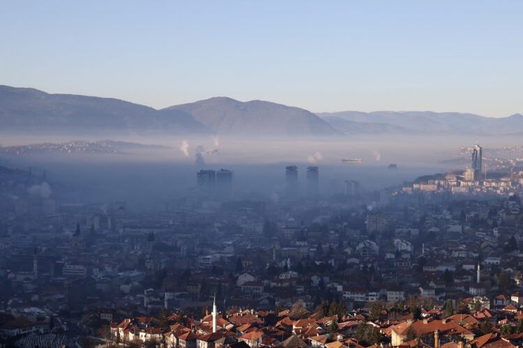 BIHAMK: Mokar i mjestimično klizav kolovoz, magla i niska oblačnost smanjuju vidljivost