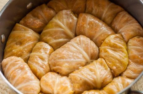 Kako da se sarma ne raspadne tokom kuhanja: Ovako se pravilno savija i uspijeva čak i početnicima