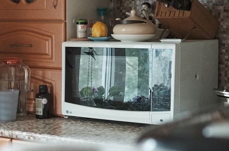 Kako da jeftino izbijelite požutjelu plastiku: Samo je namažite ovim i biće kao nova