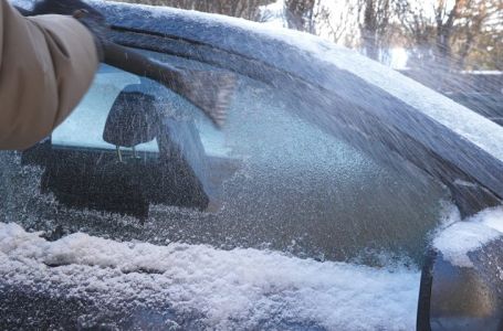 Poprskajte ovo uveče po šoferšajbi i ujutro neće biti zaleđena: Trik zlata vrijedan