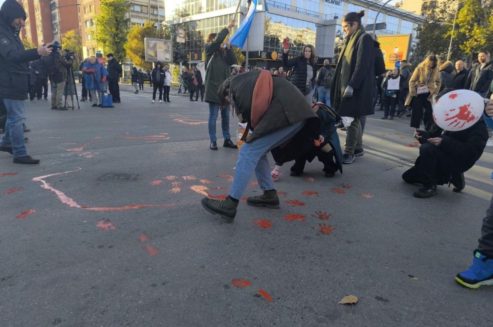 U Novom Sadu počeo protest 'Bulevar krvavih ruku', aktivisti farbaju ulicu u crveno