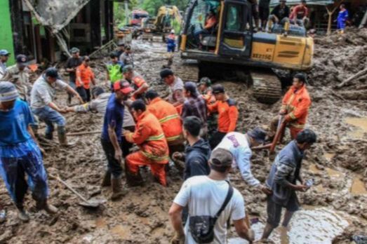 Najmanje 20 poginulih u poplavama i klizištima u Indoneziji