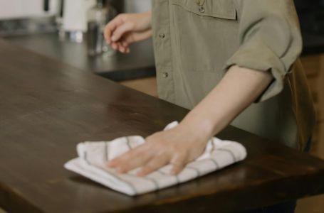 Pomiješajte omekšivač i vodu u ovoj razmjeri: Prašina bukvalno bježi od namještaja narednih 15 dana!