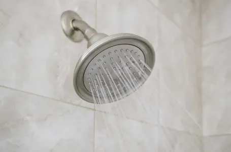 Da li je uredu da piškite dok se tuširate? Urolog dao odgovor