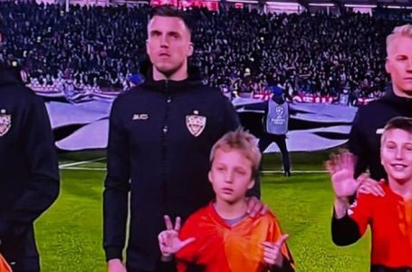 UOČI POČETKA UTAKMICE : Dječak stao ispred Demirovića na Marakani i podigao tri prsta