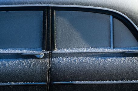Evo kako odlediti staklo na automobilu