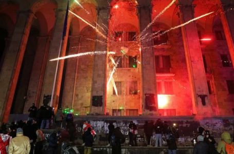 Haos u Gruziji se nastavlja: Demonstranti gađaju policiju vatrometima,oni uzvraćaju vodenim topovima