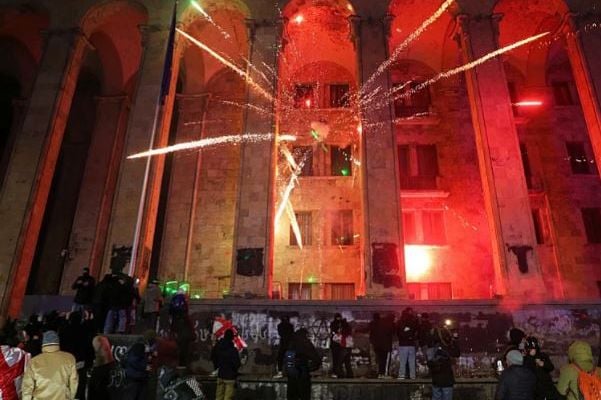 Haos u Gruziji se nastavlja: Demonstranti gađaju policiju vatrometima,oni uzvraćaju vodenim topovima