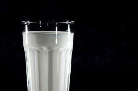 Domaće kiselo mlijeko od samo 2 sastojka! Lako se sprema, a ukusnije je nego kupovno