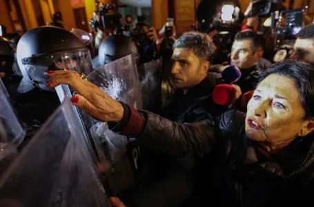 Demonstranti u Gruziji sukobili se s policijom nakon obustavljanja pregovora o pridruživanju EU