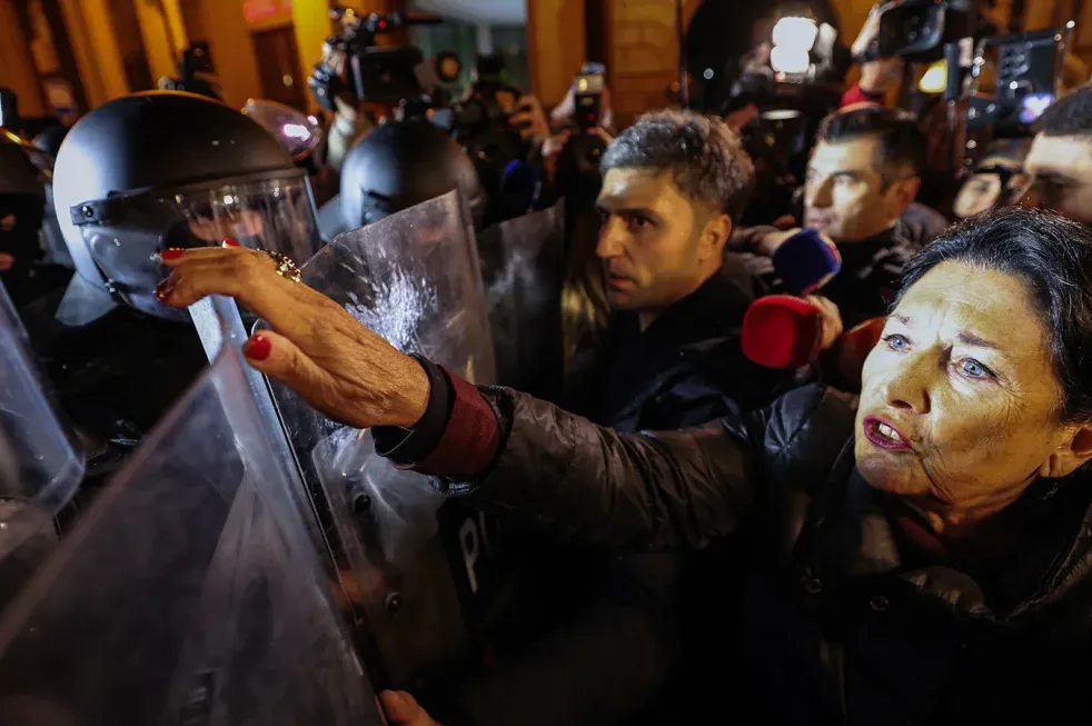 Demonstranti u Gruziji sukobili se s policijom nakon obustavljanja pregovora o pridruživanju EU