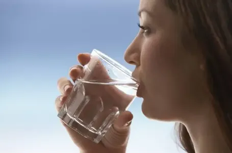 BRZI TEST OTKRIVA DA LI PIJETE DOVOLJNO VODE: Doktor je pokazao kako se radi, znaćete za 3 sekunde!