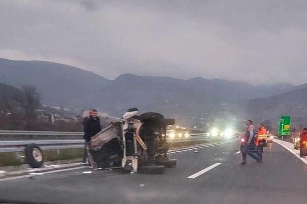 Land Rover se prevrnuo na autoputu kod Zenice