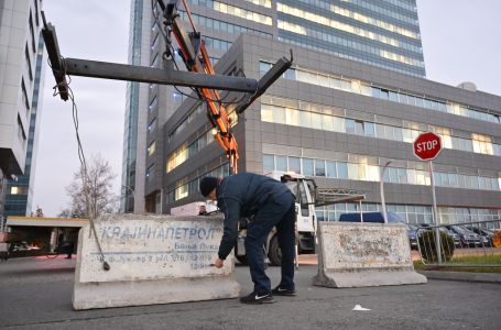 Stanivuković blokirao parking kod Vlade RS, policija mu pokušala osujetiti plan