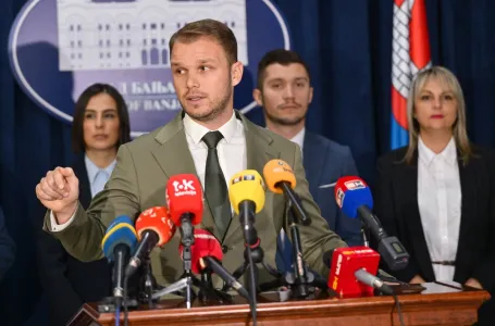 Stanivuković objavio video kako ispraća policiju sa parkinga