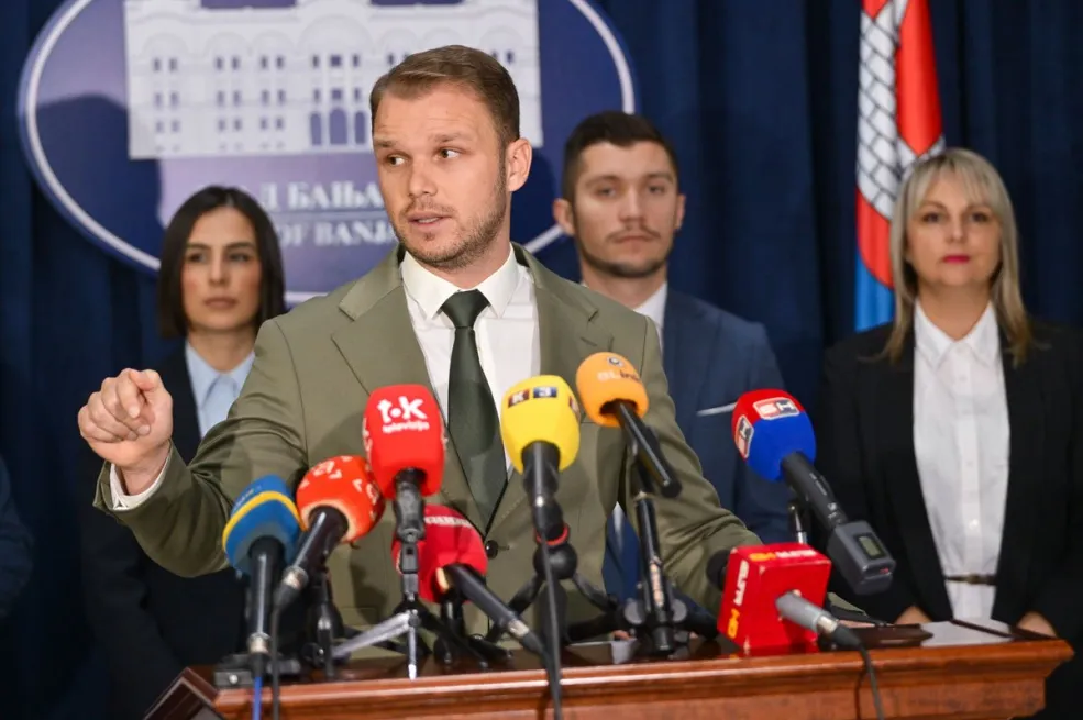 Stanivuković objavio video kako ispraća policiju sa parkinga