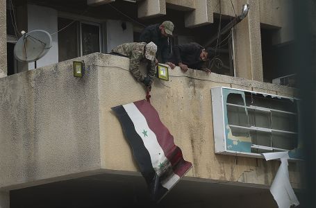 Mediji: Sirijska vojska napušta Homs, jedan konvoj pogođen