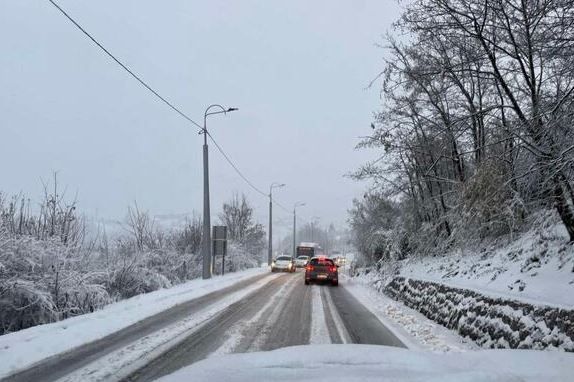 Snijeg pada u većem dijelu Bosne, vozači oprez!