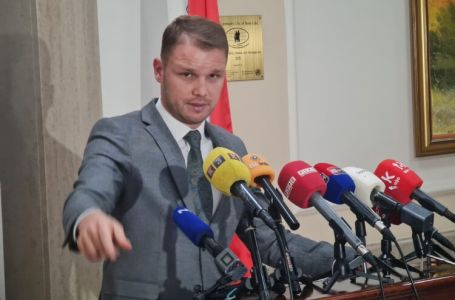 Stanivuković seli kabinet pred Palatu RS