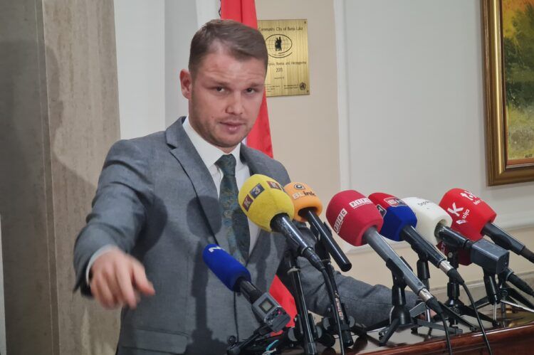 Stanivuković seli kabinet pred Palatu RS