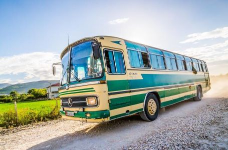 Mlada djevojka živi sama u šumi u starom autobusu: Dnevna soba je napolju, a tek da vidite lavabo