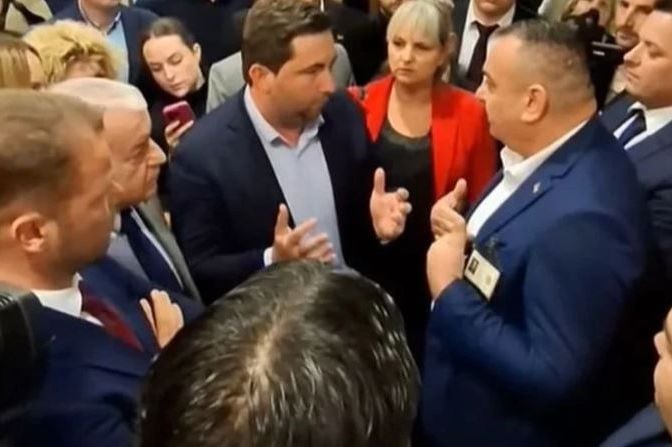 Drama u NSRS-u: Stanivuković i Petrović pokušali ući u salu, sjednica prekinuta