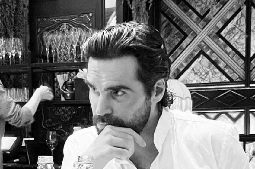 Napustio nas je slavni glumac(38) iz hit serije, povukao se iz javnosti zbog teške bolesti