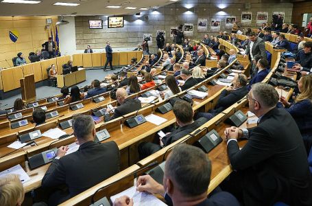 Drama u Parlamentu FBiH: Murphy se videoporukom obratio tokom sjednice, HDZ 1990 napustio salu