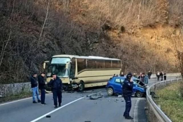 Teška nesreća u Srbiji: Automobil se zakucao u autobus pun djece, dijelovi vozila rasuti po putu