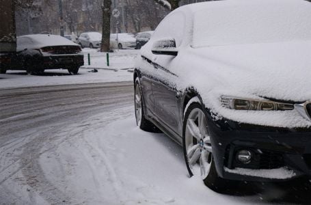 Kazna do 130 eura ako zagrijavate auto na parkingu