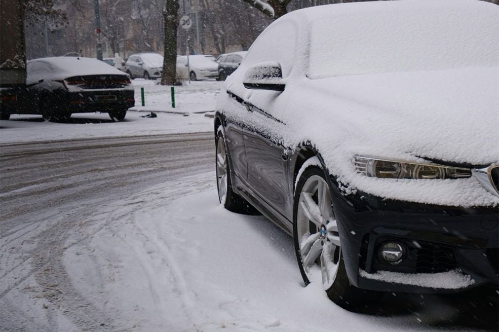 Kazna do 130 eura ako zagrijavate auto na parkingu