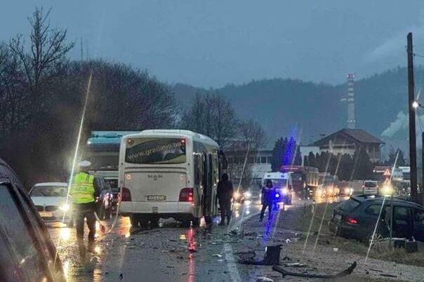 Teška nesreća kod Maglaja, sudarili se autobus i automobil