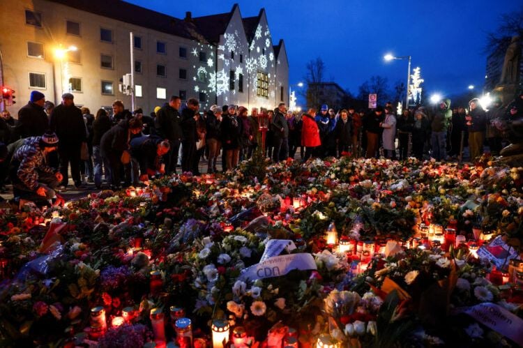 Magdeburg u suzama: Stotine ljudi odalo počast žrtvama napada na božićnom sajmu