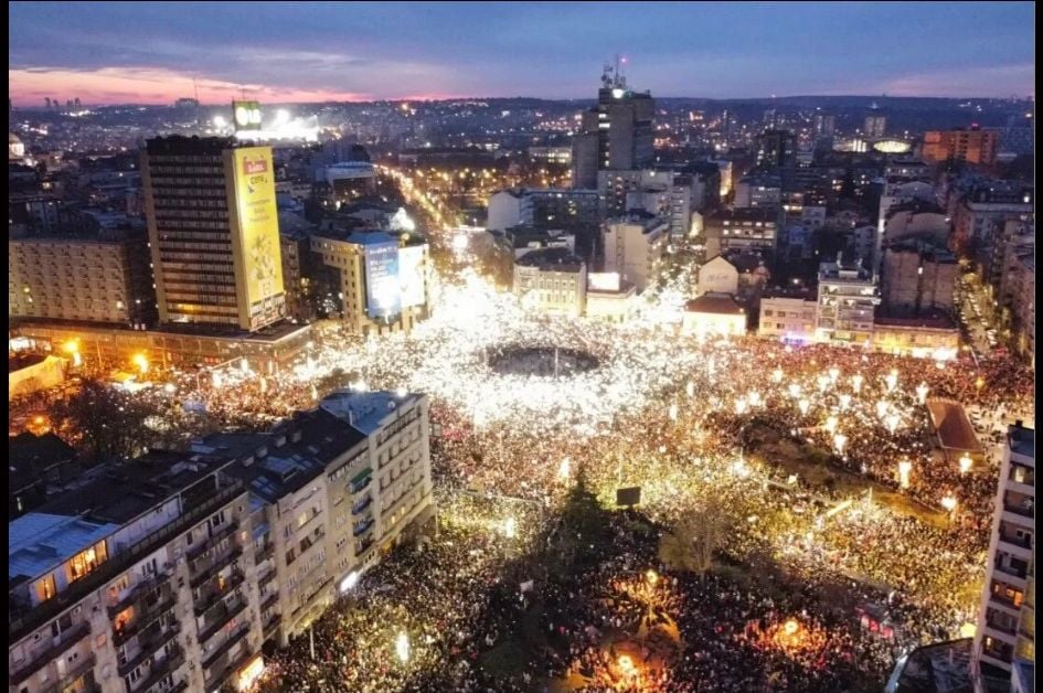 Snažne poruke obilježile proteste u Beogradu: Građani mobitelima osvijetlili trg