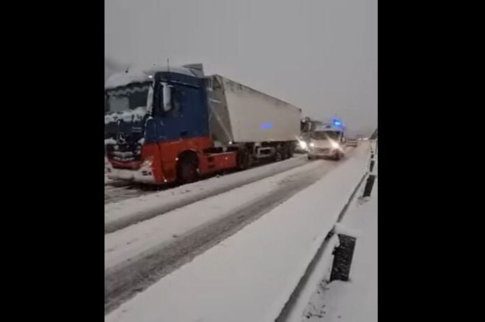 HAOS NA CESTAMA: Kolaps u saobraćaju kod tunela Karaula, popriječili se kamioni (VIDEO)