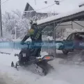 Jedini nije kasnio na posao: Banjalučanin motornim sankama kroz snijeg (VIDEO)