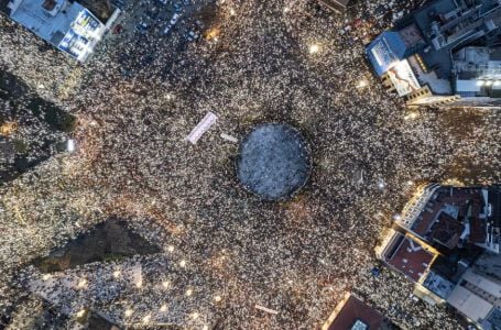 Šta znači tekst pjesme „Vatra u mraku“ koja nakon protesta na Slaviji odzvanja Srbijom