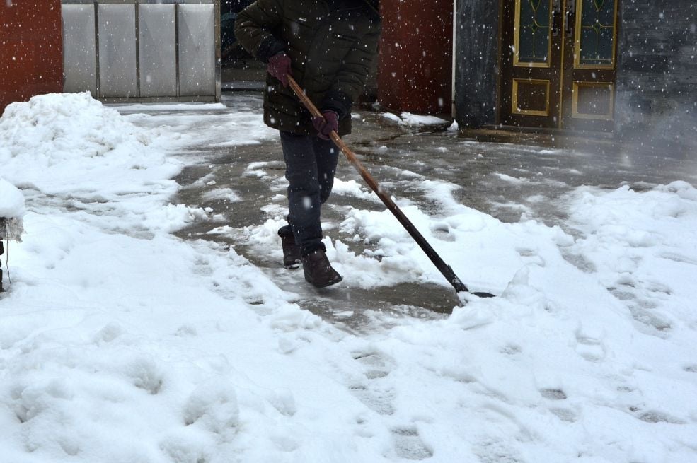 Ako čistite snijeg, obavezno na lopatu stavite OVAJ SASTOJAK: Sve ide mnogo lakše i brže