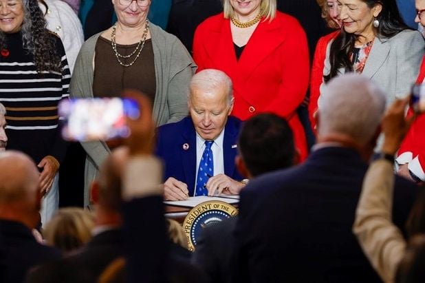 Biden prije odlaska potpisao 50 zakona