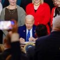 Biden prije odlaska potpisao 50 zakona