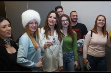 Severina podržala studente iz Beograda: Fotografisala se s njima u Sarajevu